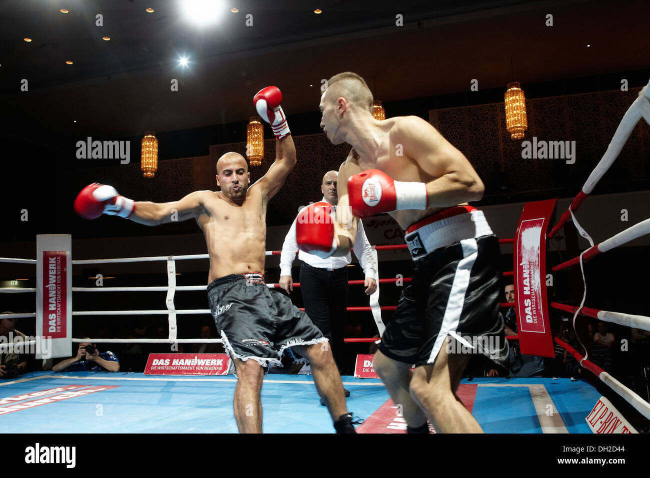 Match de boxe professionnelle, lutte entre l'Koelge Kumazcan et Cem, Ramazan Rhein-Mosel-Halle, Koblenz, Rhénanie-Palatinat Banque D'Images