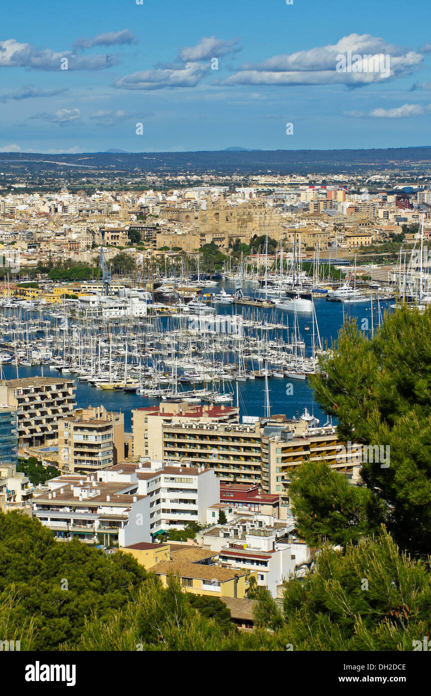 Vue depuis le château de Bellver, château de Bellver, à la ville de Palma de Mallorca et le port, Majorque, Baléares Banque D'Images