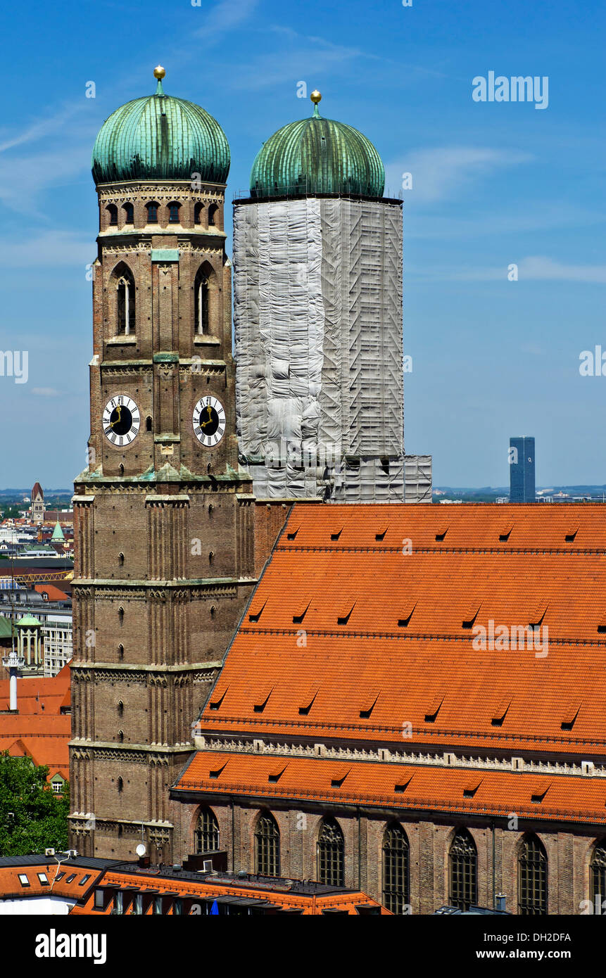 Vue sur les clochers de l'église Frauenkirche vu depuis le clocher de l'église Saint Pierre, le quartier historique, Munich Banque D'Images
