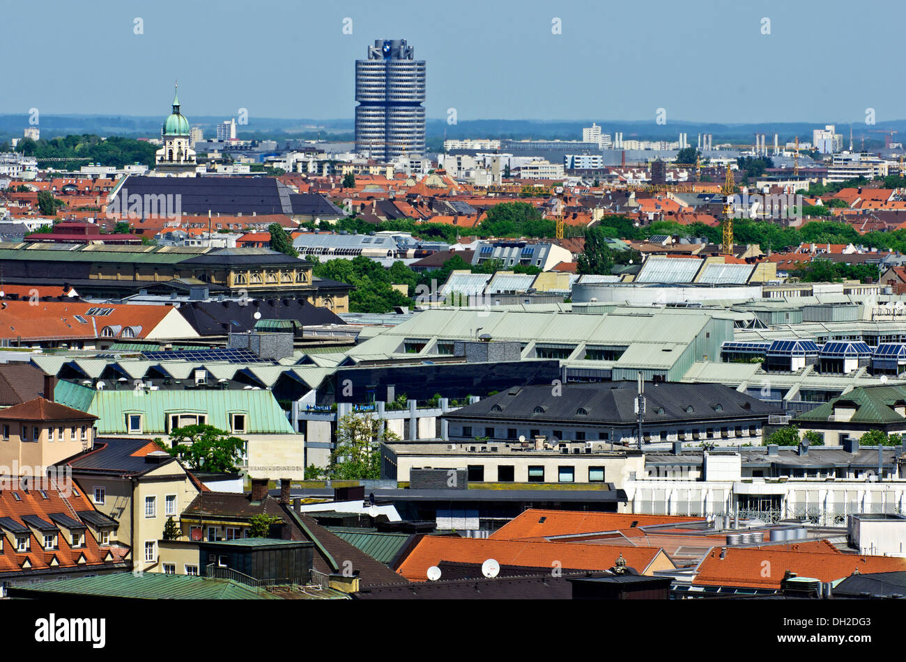 Vue sur les toits de Munich comme vu de la clocher de l'église Saint Pierre, siège de BMW Banque D'Images