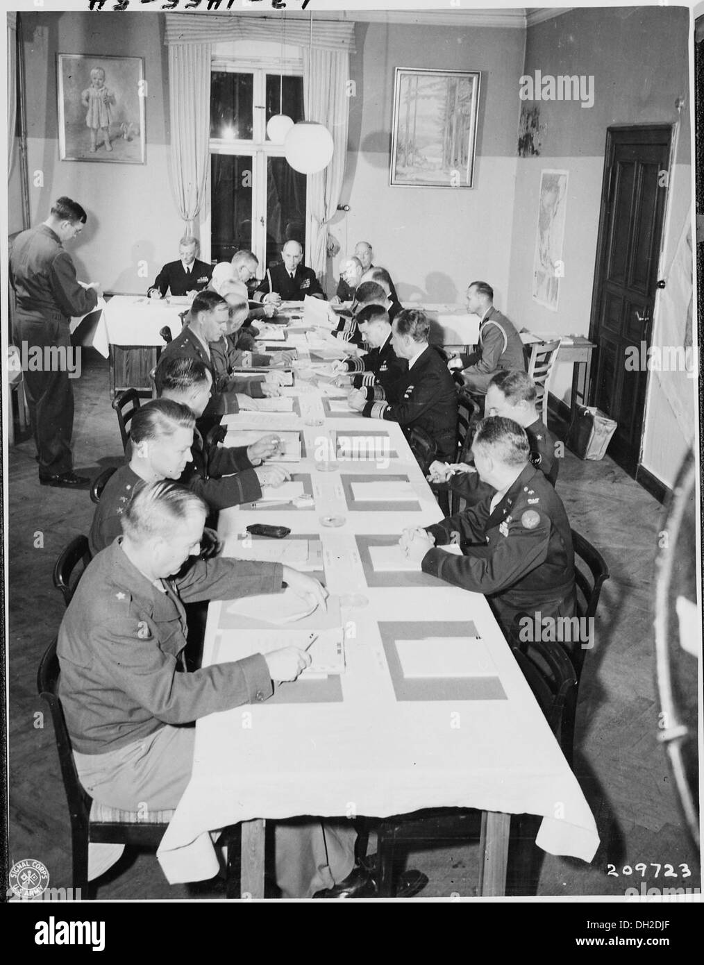 Adm. William Leahy, centre, assis en tête du tableau, préside une réunion des chefs d'état-major interarmées au cours de la... 198822 Banque D'Images