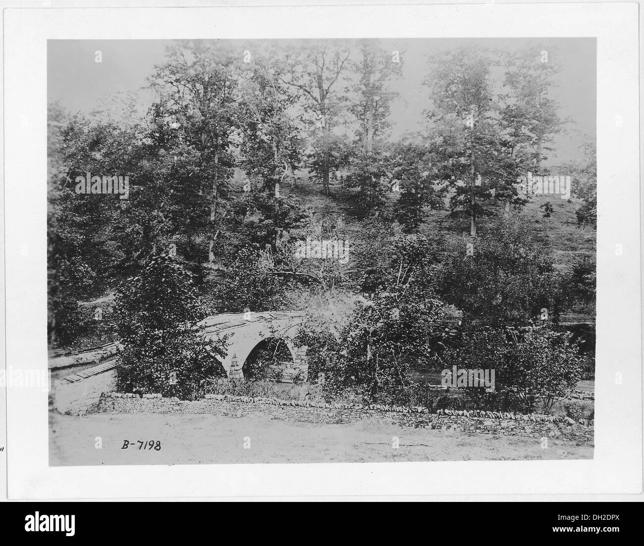 Cette photographie représente Burnside Bridge sur le champ de bataille d'Antietam dans le Maryland, l'un des sites clés de la bataille d'Antietam pendant la guerre de Sécession. Il souligne l'importance historique du pont en tant que point focal dans le conflit de la bataille. Banque D'Images