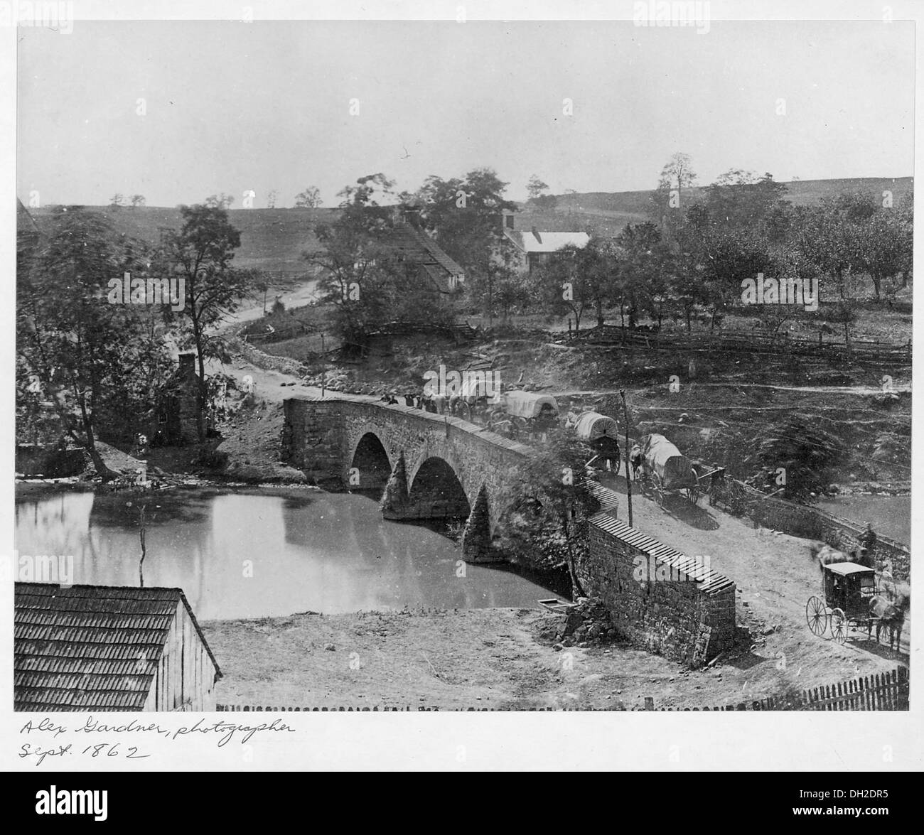 Cette photographie d'Alexander Gardner capture le pont d'Antietam dans le Maryland en septembre 1862, un site d'une importance historique significative pendant la guerre de Sécession. Le pont faisait partie de la bataille d'Antietam, la bataille d'une journée la plus sanglante de l'histoire américaine. Banque D'Images