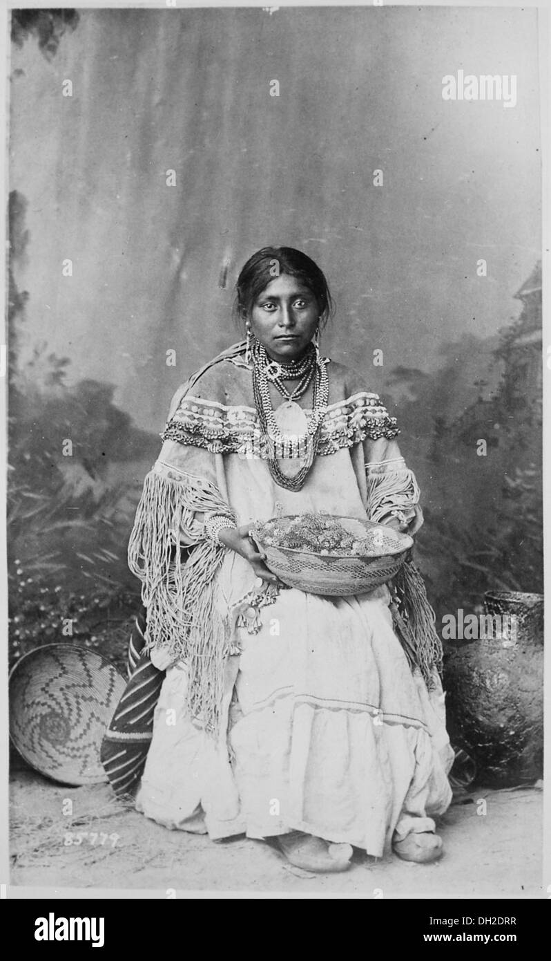 L'image montre une mariée Apache, mettant en valeur la tenue vestimentaire traditionnelle et les coutumes culturelles du peuple Apache au XIXe siècle. Il représente un aspect important des pratiques culturelles apaches et de la vie familiale. Banque D'Images