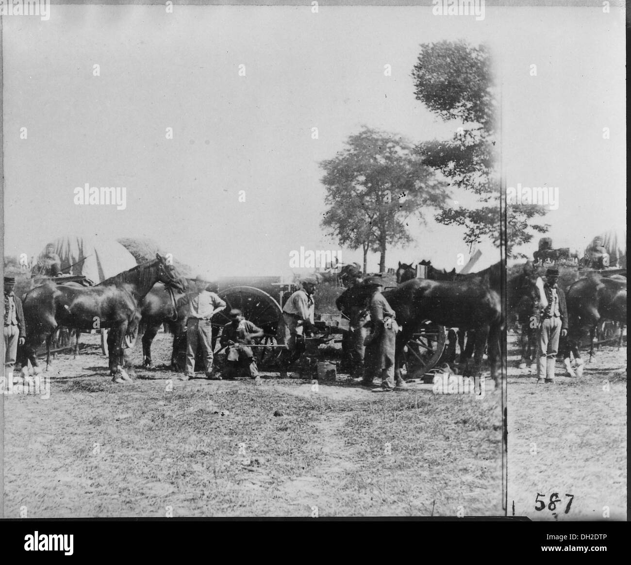 Cette photographie historique montre un forgeron et une forge de l'armée à la bataille d'Antietam, Maryland, en septembre 1862, fournissant des services essentiels à l'armée de l'Union pendant la guerre de Sécession. Banque D'Images