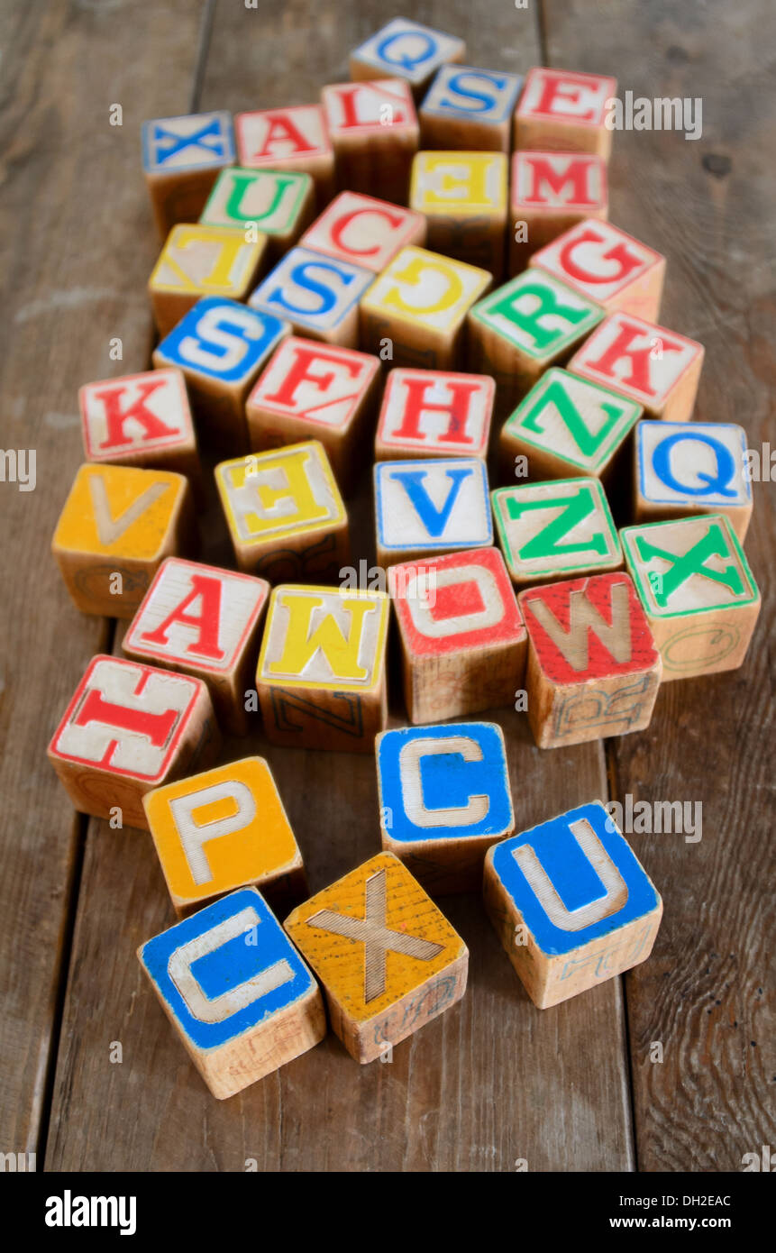 Vintage wooden alphabet blocks colorés Banque D'Images