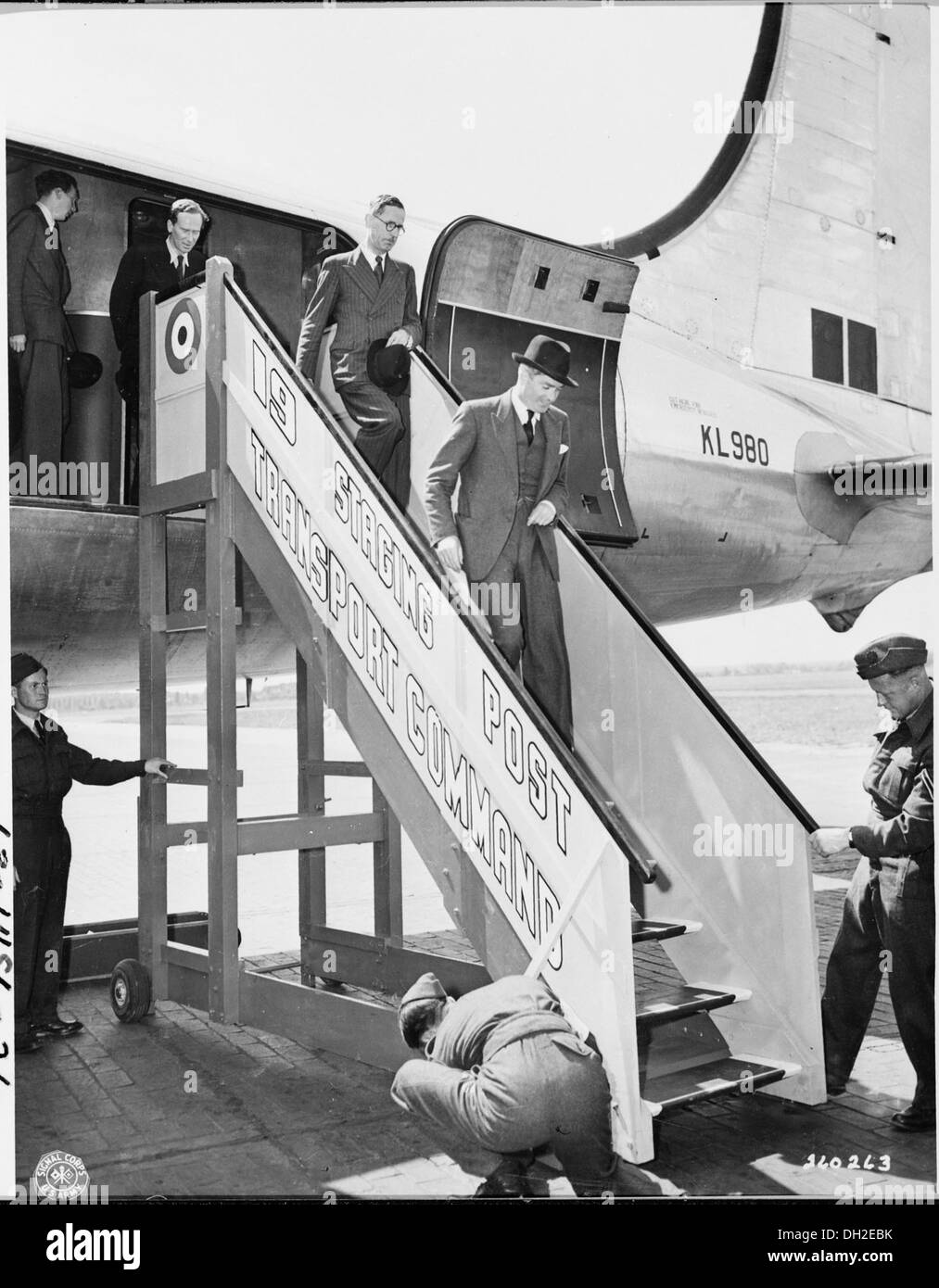Le ministre britannique des Affaires étrangères Anthony Eden arrive à l'aéroport de Gatow à Berlin, en Allemagne, pour assister à la conférence de Potsdam, une réunion diplomatique cruciale qui s'est tenue en juillet 1945 entre les dirigeants alliés pendant la première Guerre mondiale Banque D'Images