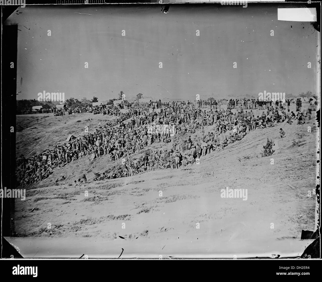 Des prisonniers confédérés sont vus en attente de transport à belle Plain, en Virginie, pendant la guerre de Sécession, marquant un moment dans le processus de traitement des prisonniers en temps de guerre. Banque D'Images