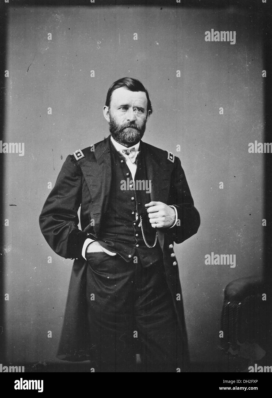Un portrait de trois quarts du lieutenant-général Ulysses S. Grant, un général de l'Union éminent pendant la guerre de Sécession, représente debout en tenue officielle. Banque D'Images