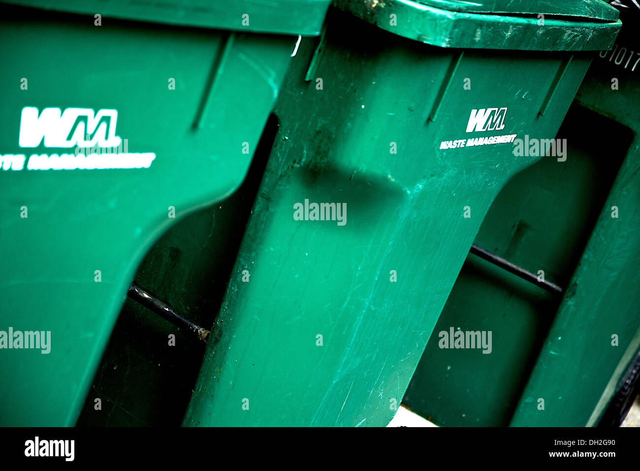 Un grand bac de recyclage vert, gros bac vert. Banque D'Images