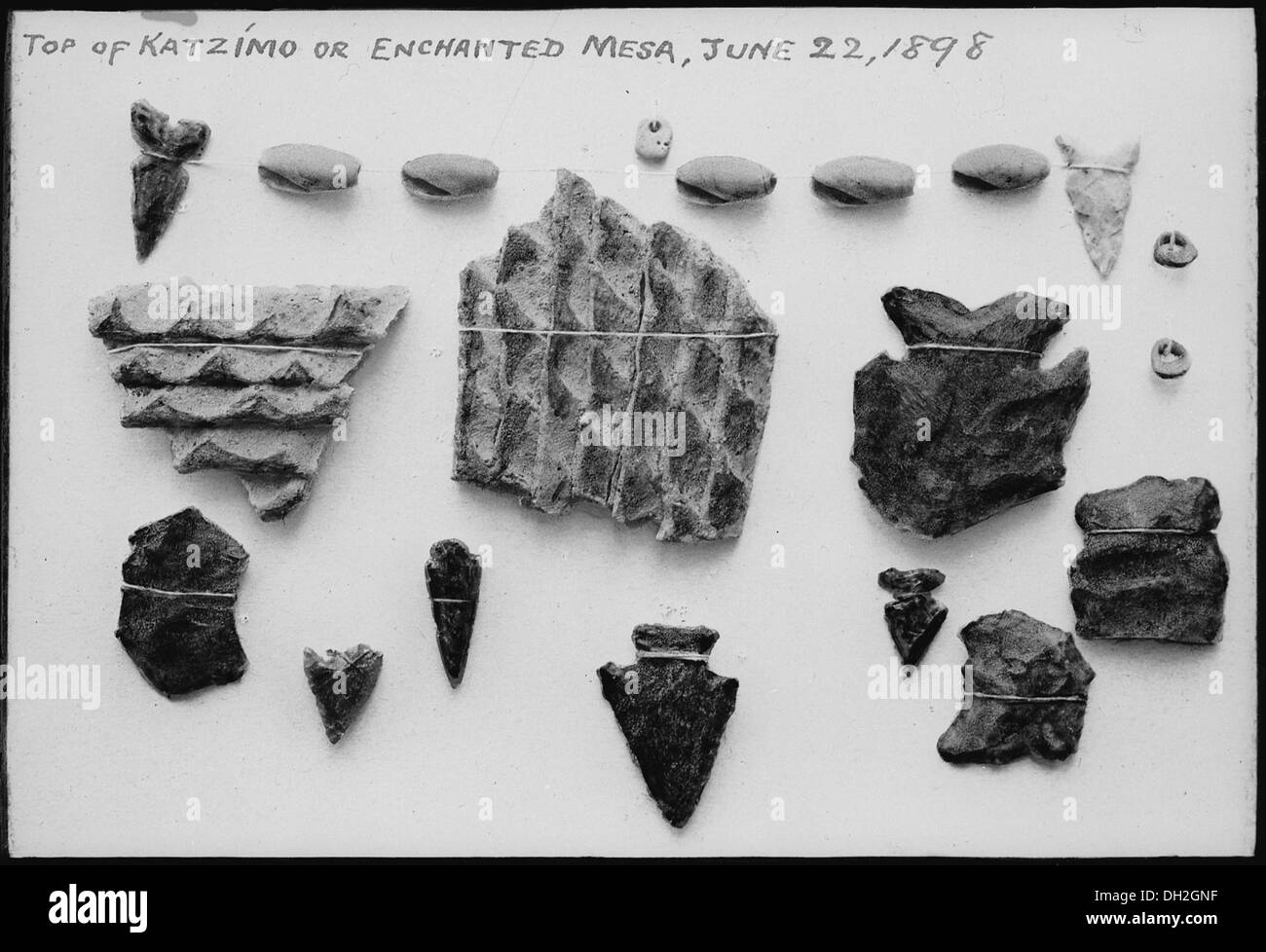 Reliques indiennes (surtout des pointes) trouvés sur la Mesa enchantée, 22 juin 1898, 1900 520076 Banque D'Images