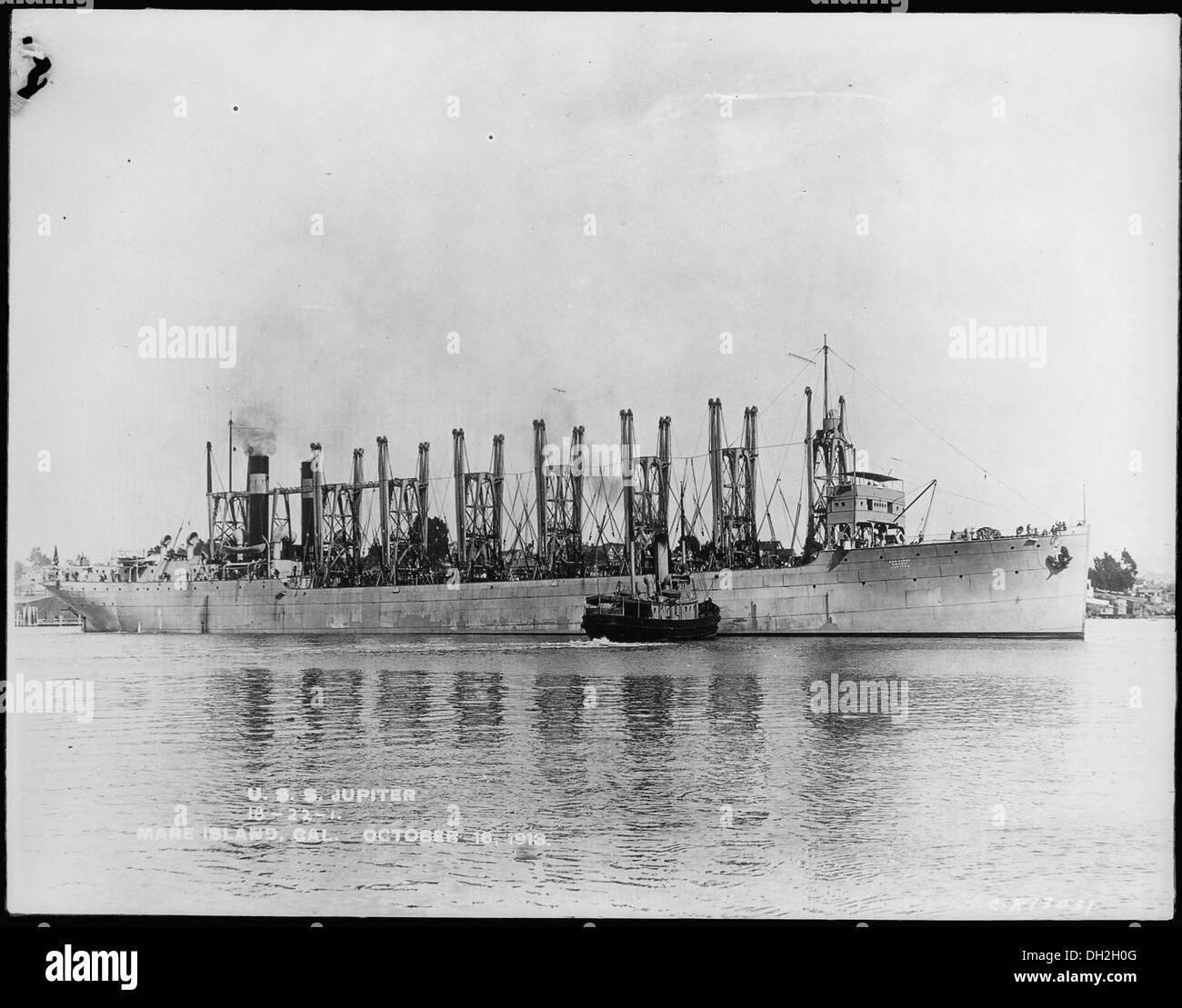 Le Jupiter, un navire charbonnier (collier 3), vu de la proue tribord le 16 octobre 1913, présente la conception et l'opération navale du navire. Banque D'Images