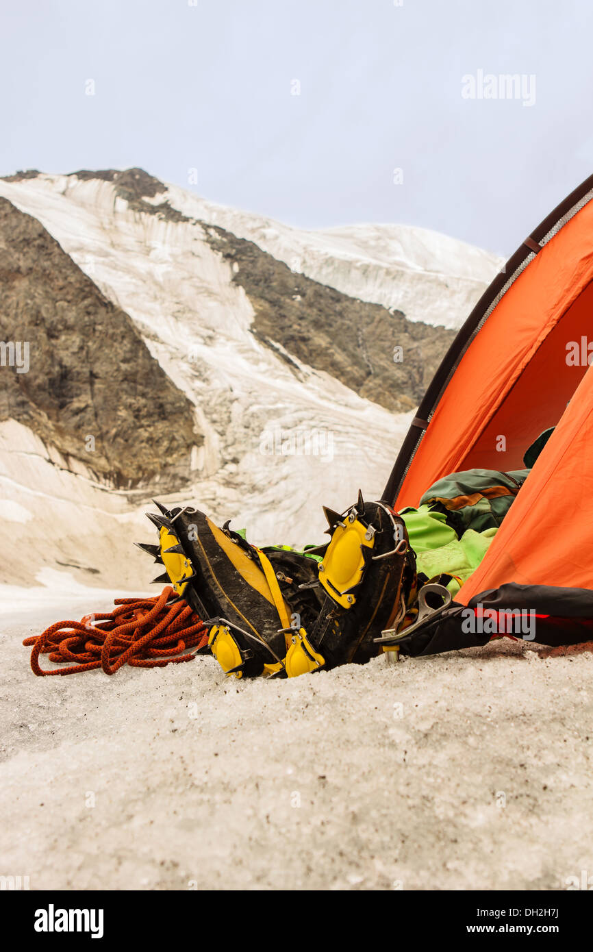 Pieds de l'alpiniste dans les crampons Banque D'Images