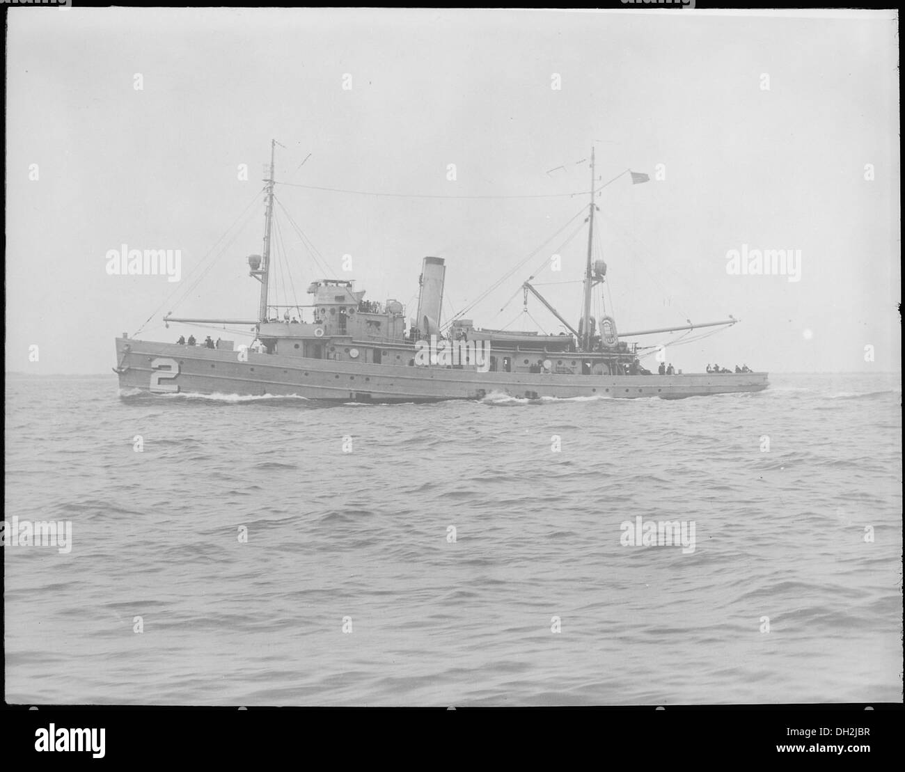 Une photographie du Owl (AM2), un navire dragueur de mines, en route le 6 avril 1927, prise du côté bâbord, illustrant les opérations navales au début du XXe siècle. Banque D'Images