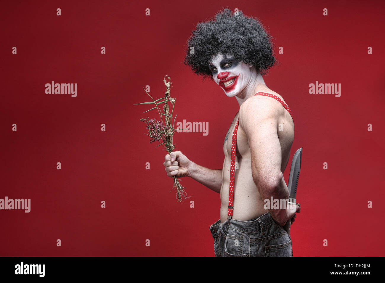 Evil Clown effrayant Portrait sur fond rouge Banque D'Images