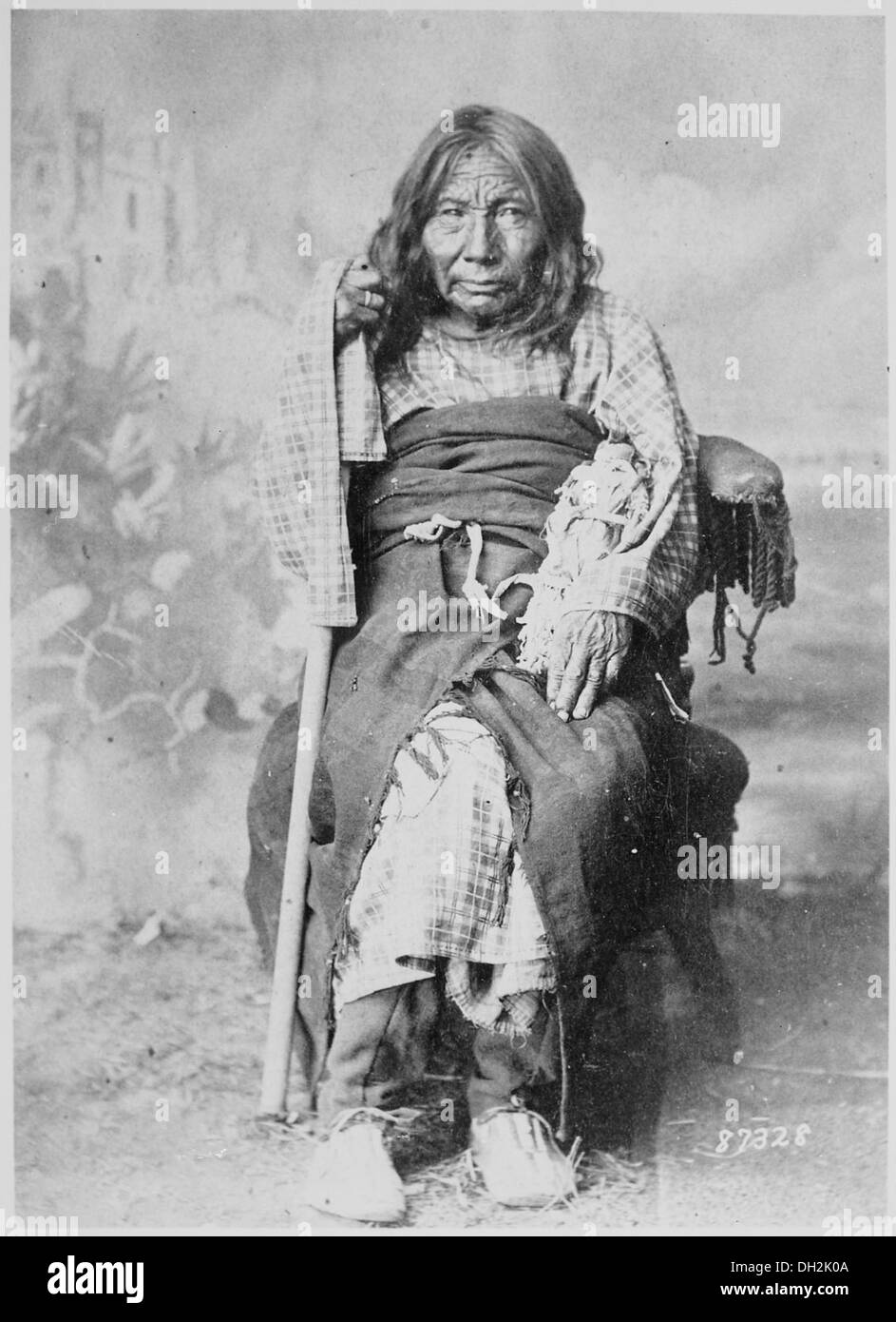 Ce portrait capture Poison, une Cheyenne de près de 100 ans, assise en 1888. L'image est une représentation précieuse de la vie des Amérindiens à la fin du XIXe siècle. Banque D'Images
