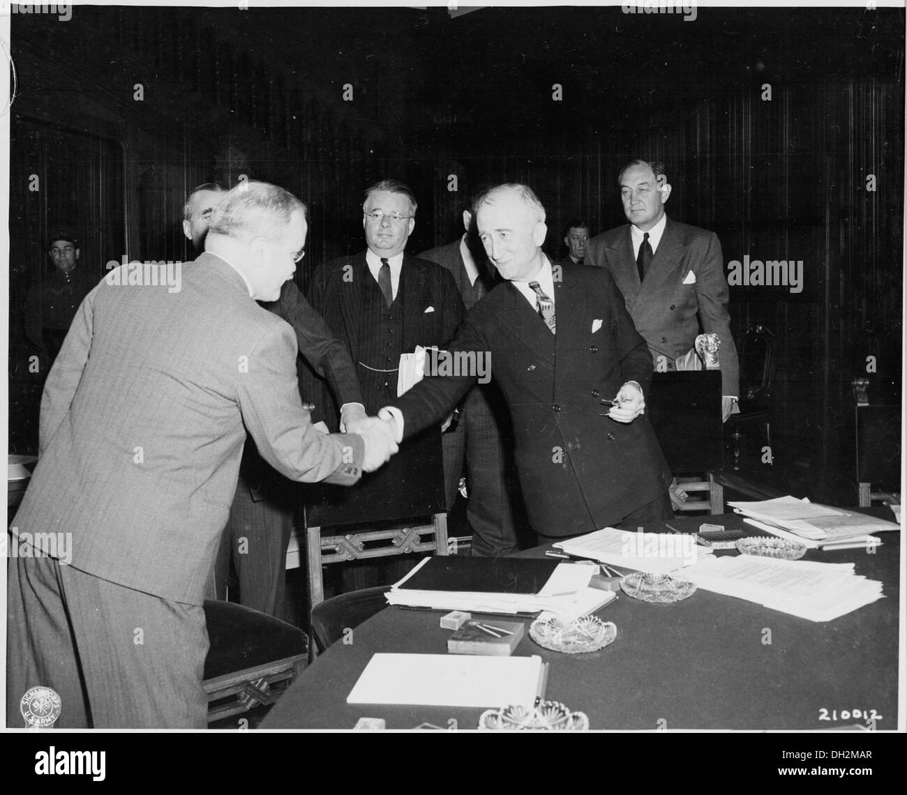 Le ministre soviétique des affaires étrangères Viatcheslav Molotov, gauche, serre la main avec le secrétaire d'État James Byrnes avant la... 198956 Banque D'Images