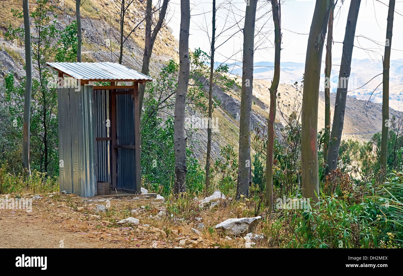 En dehors de toilettes à distance Parc national de Huascaran dans les Andes, en Amérique du Sud. Banque D'Images