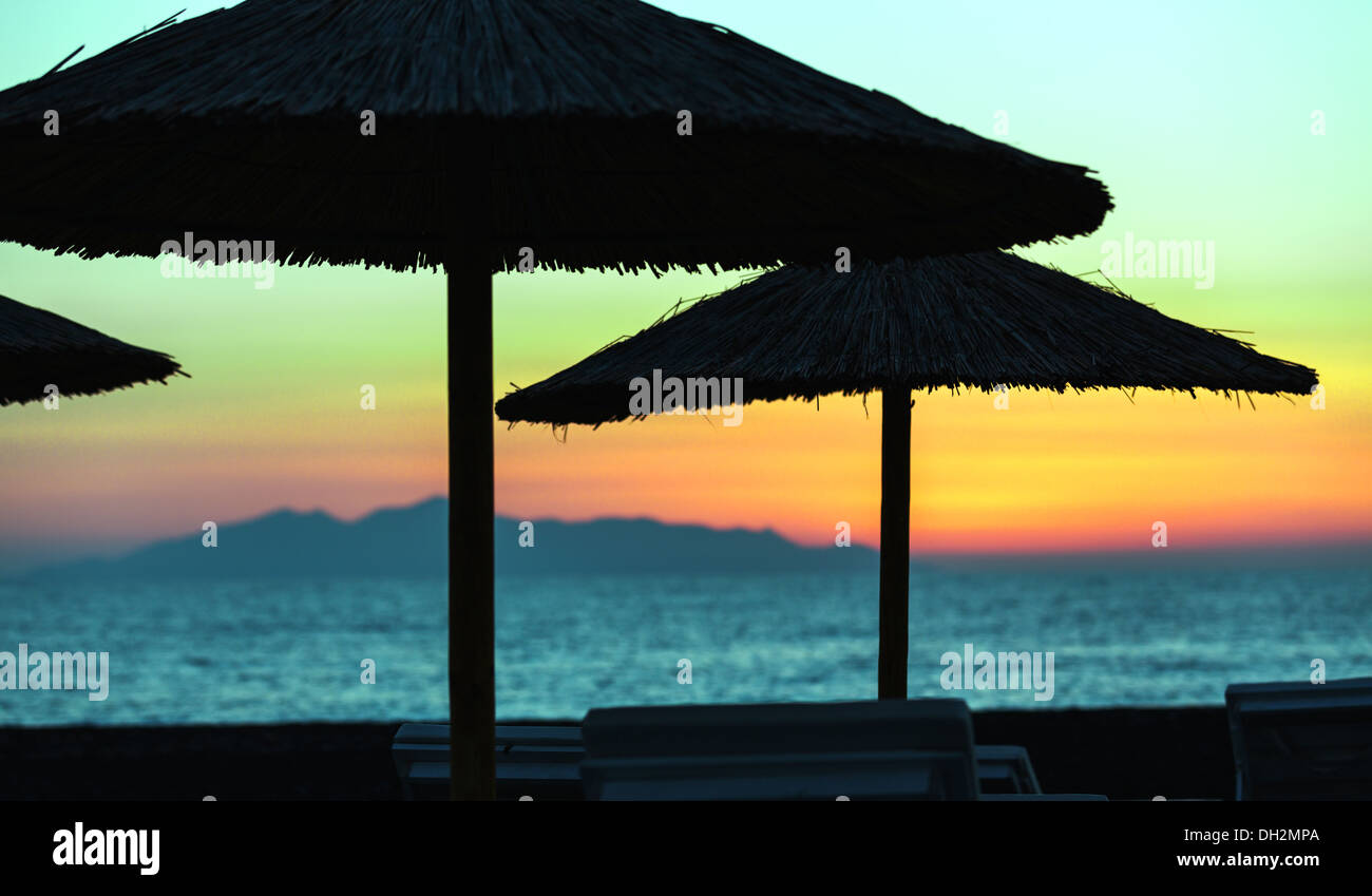 Parasol sur la plage au coucher du soleil, le Santorini Grèce Banque D'Images