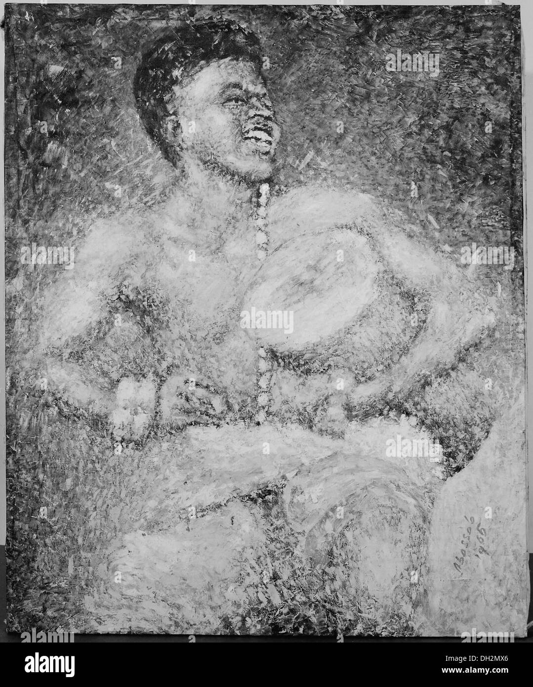 Un joueur de Tom-Tom jouant en 1965, mettant en valeur les techniques traditionnelles de percussion associées à cet instrument de percussion populaire. Banque D'Images