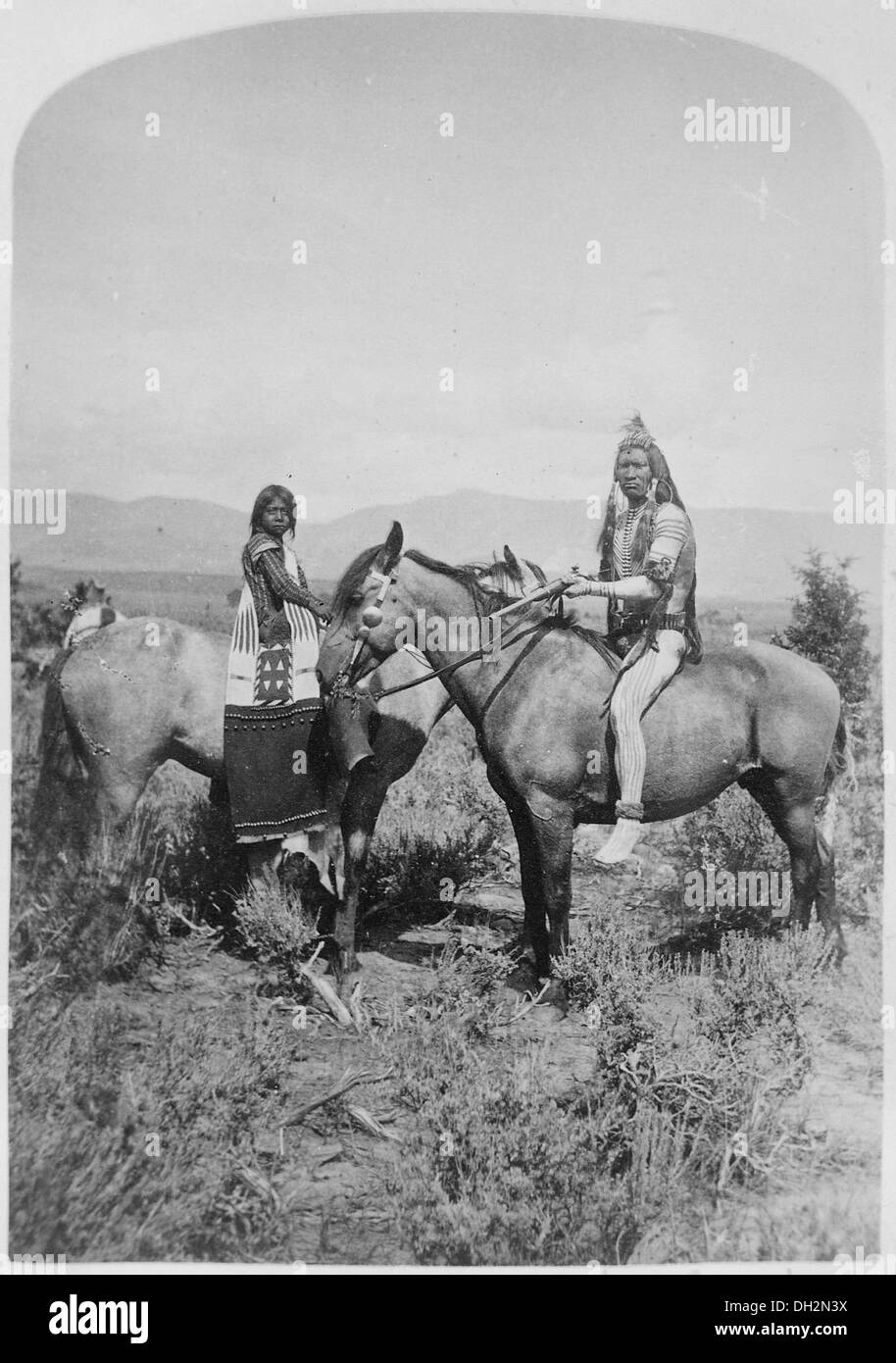 Cette photographie de 1874 représente un guerrier Uinta Ute et sa mariée à cheval dans le nord-ouest de l'Utah, mettant en valeur la vie et la culture amérindiennes de l'époque. Banque D'Images