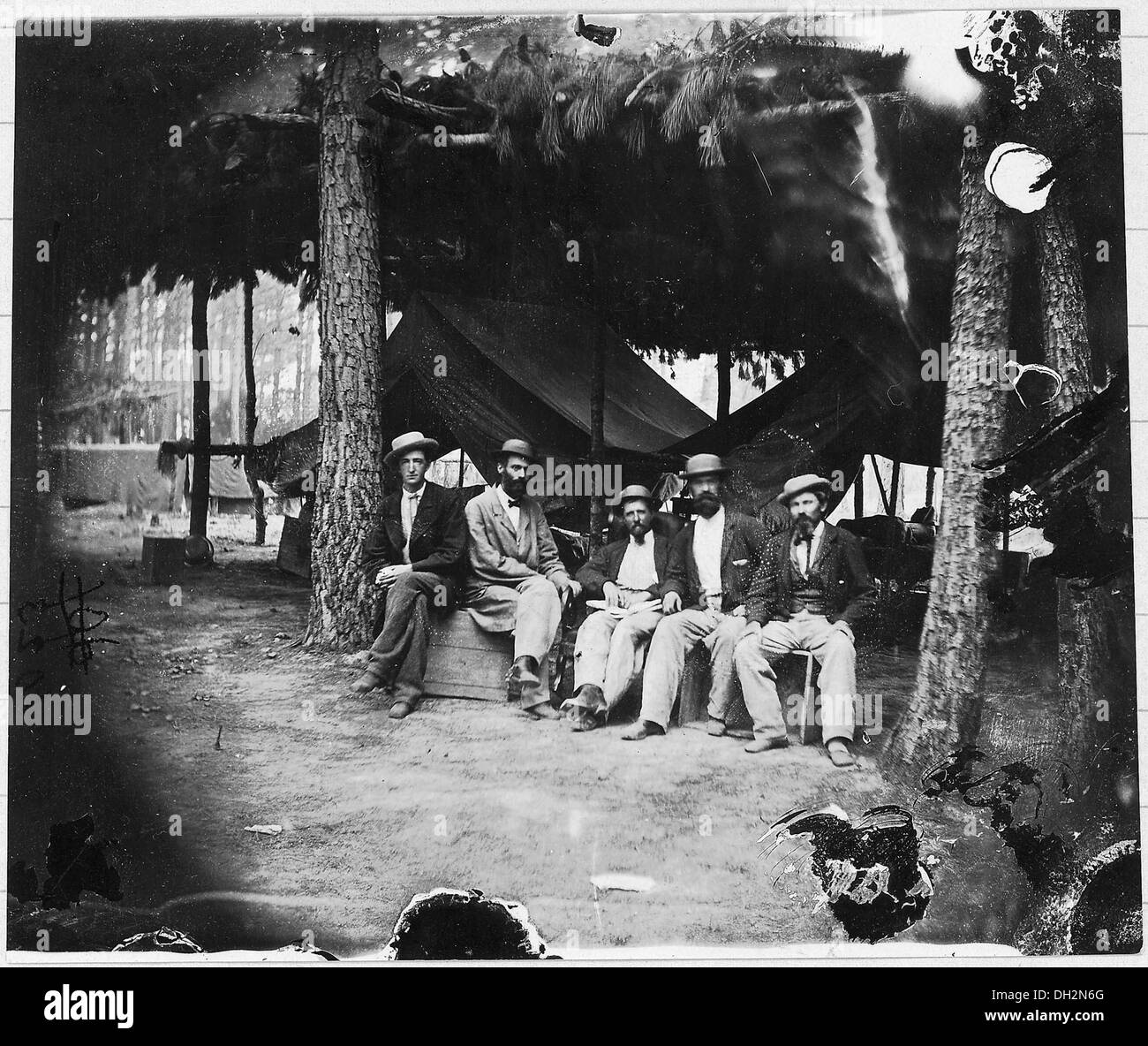 Cette photographie capture des opérateurs militaires américains au quartier général de l'armée du Potomac, avec R. O'Ponen (Sp5E) positionné à l'extrême gauche. Banque D'Images