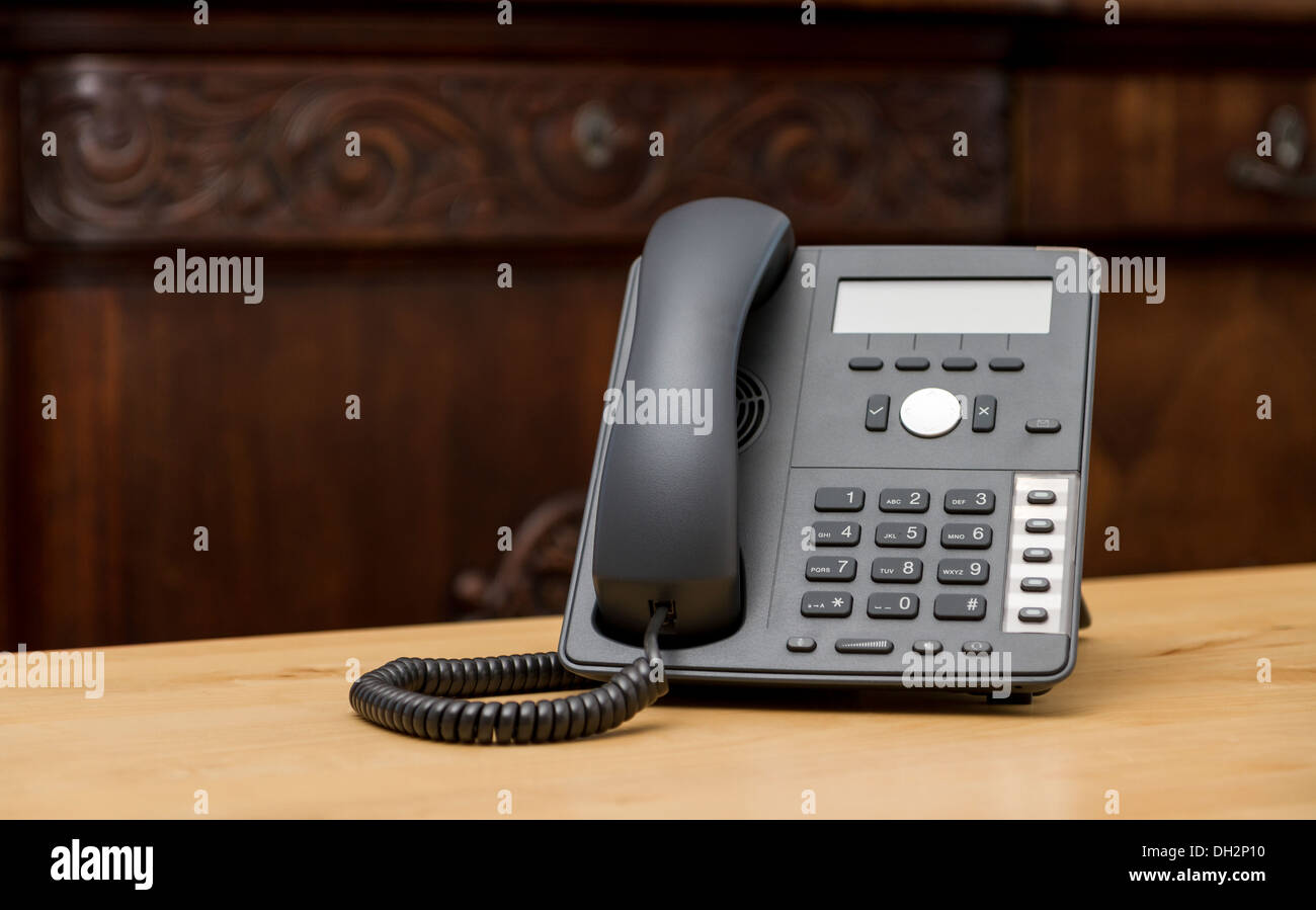 Téléphone moderne sur table en bois dans la salle de séjour avec de vieux noyer Banque D'Images Téléphone moderne sur table en bois dans la salle de séjour avec de vieux noyer Banque D'Images
