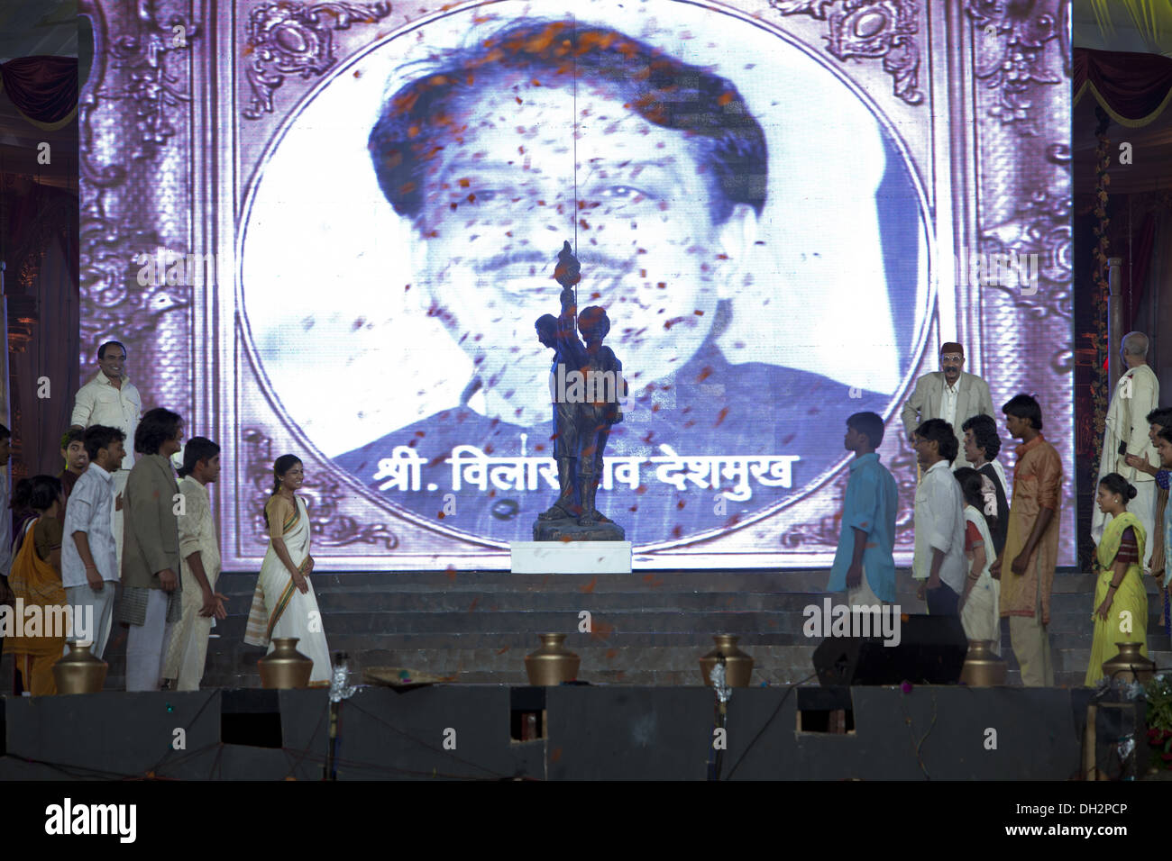 Les gens célébrant la Journée du Maharashtra avec photo de l'ancien chef ministre matthieu delcroix à Mumbai Maharashtra Inde Asie Banque D'Images