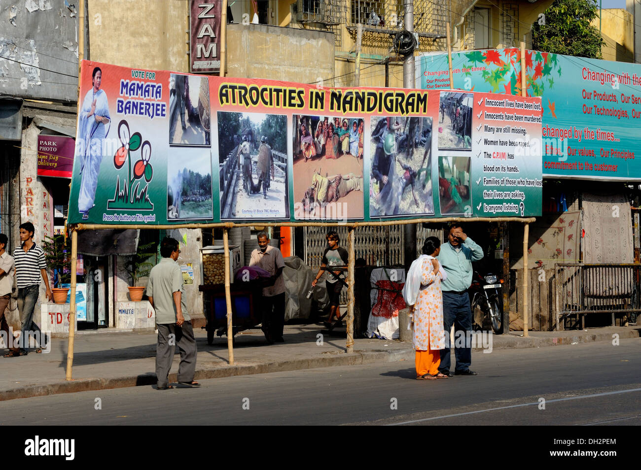 Les panneaux électoraux par Mamata Banerjee de TMC Partie montrant des atrocités à Nandigram, Park Circus à Calcutta Kolkata West Bengale Inde Asie Banque D'Images