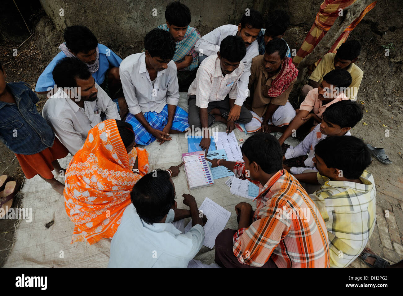 Apprentissage indiens travailleurs parti politique expliquant la façon de voter sur une machine de vote électronique à Dongajora calcutta kolkata village West Bengal Asie Inde Banque D'Images