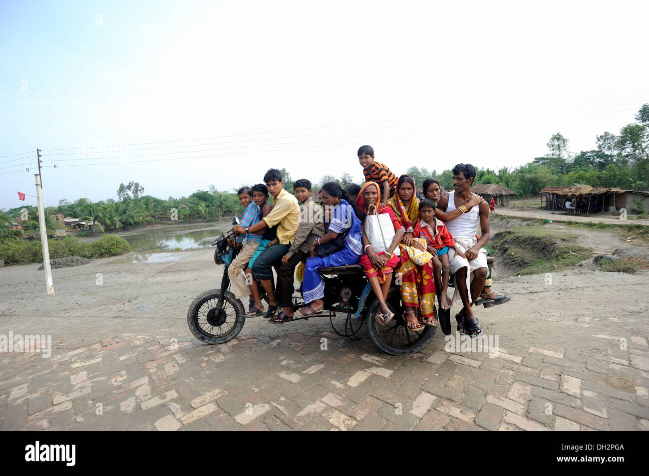 Douze indiens sur un tricycle kolkata calcutta Bengale Ouest Inde Asie Banque D'Images