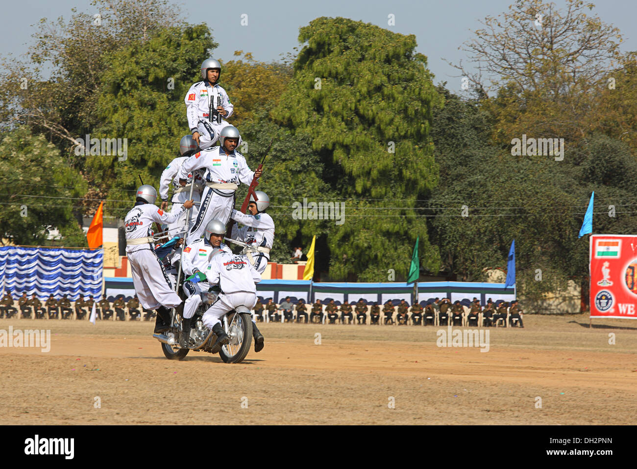 Équilibre synchronisée sur le cycle du moteur à Madhya Pradesh Inde Asie Jabalpur Banque D'Images