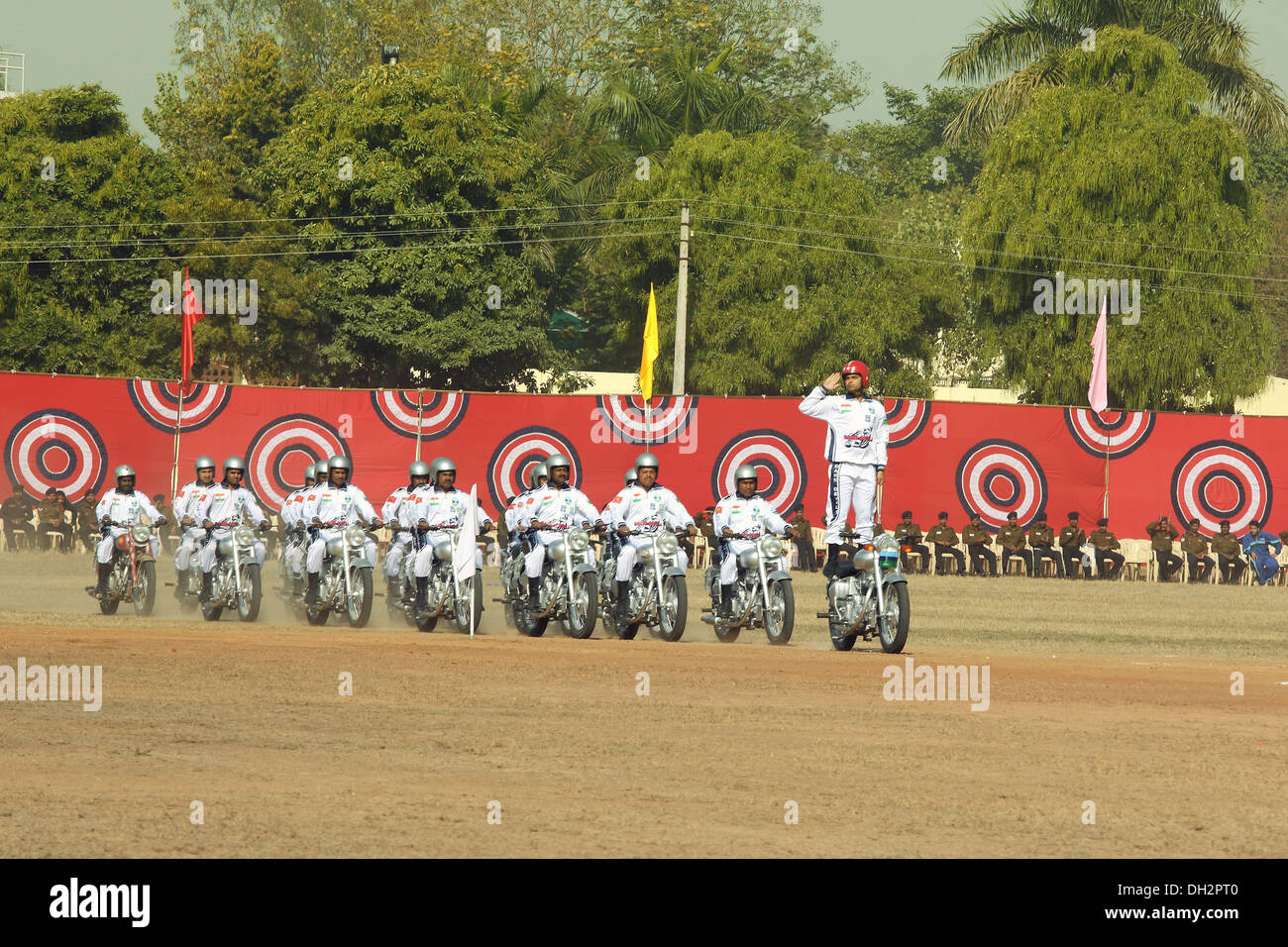 Équilibre synchronisé sur les motocycles à Jabalpur Madhya Pradesh Inde Asie Banque D'Images
