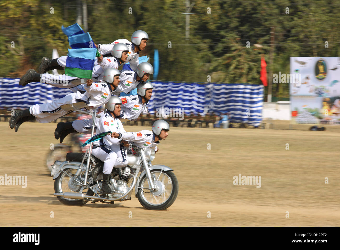 Équilibre synchronisée sur le cycle du moteur à Madhya Pradesh Inde Asie Jabalpur Banque D'Images