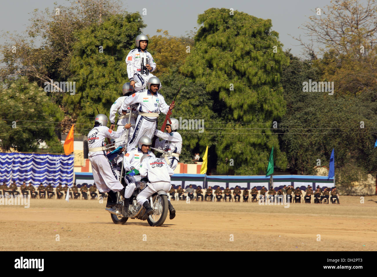Équilibre synchronisée sur le cycle du moteur à Madhya Pradesh Inde Asie Jabalpur Banque D'Images