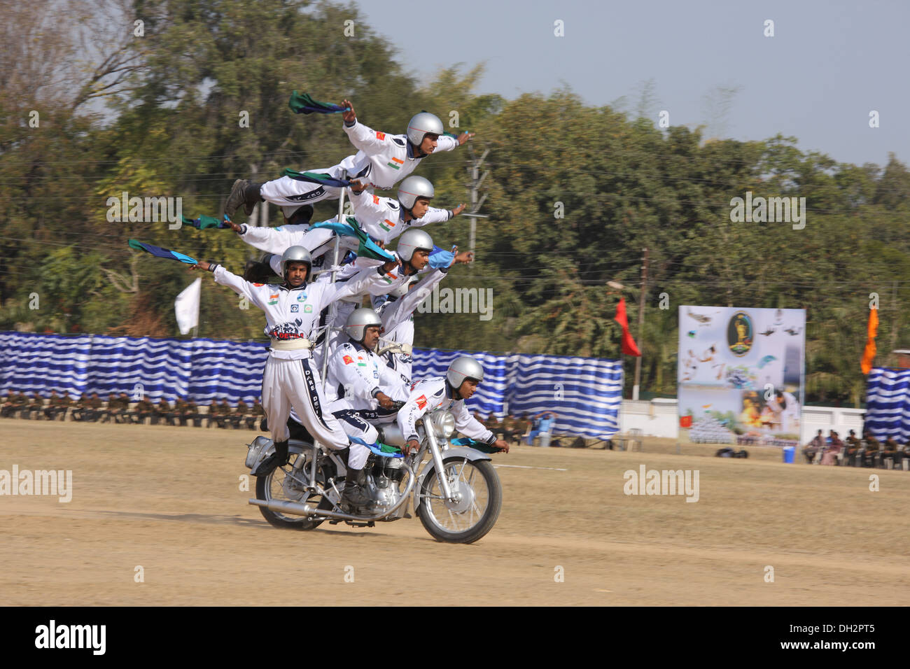 Synchronisé équilibre ACT moto six hommes équilibre sur moto Inde Asie Banque D'Images