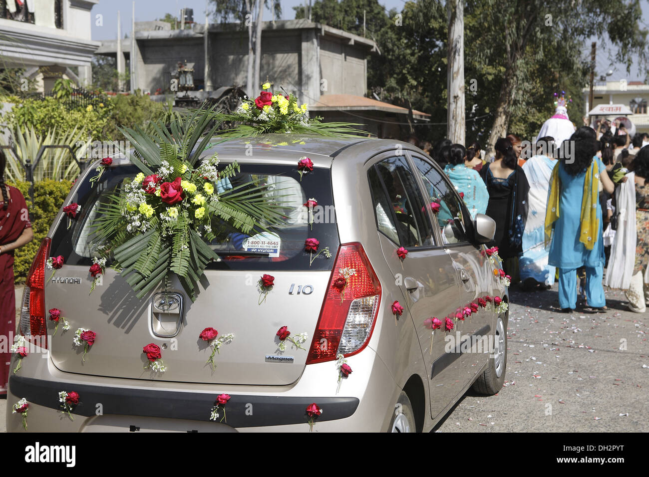 Voiture décorée de fleurs roses rouges pour cortège de mariage Asie Inde Madhya Pradesh Jabalpur Banque D'Images