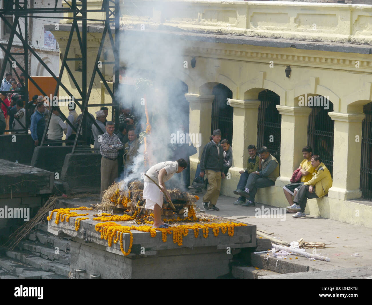 Pashupatinath temple hindou du Népal, célèbre complexe pour graver des ghats, Katmandou. La crémation Banque D'Images Pashupatinath temple hindou du Népal, célèbre complexe pour graver des ghats, Katmandou. La crémation Banque D'Images