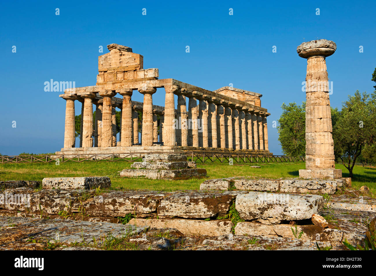 L'ancien temple grec dorique d'Athena de Paestum construite vers 500 avant J.-C.. Le site archéologique de Paestum, Italie. Banque D'Images