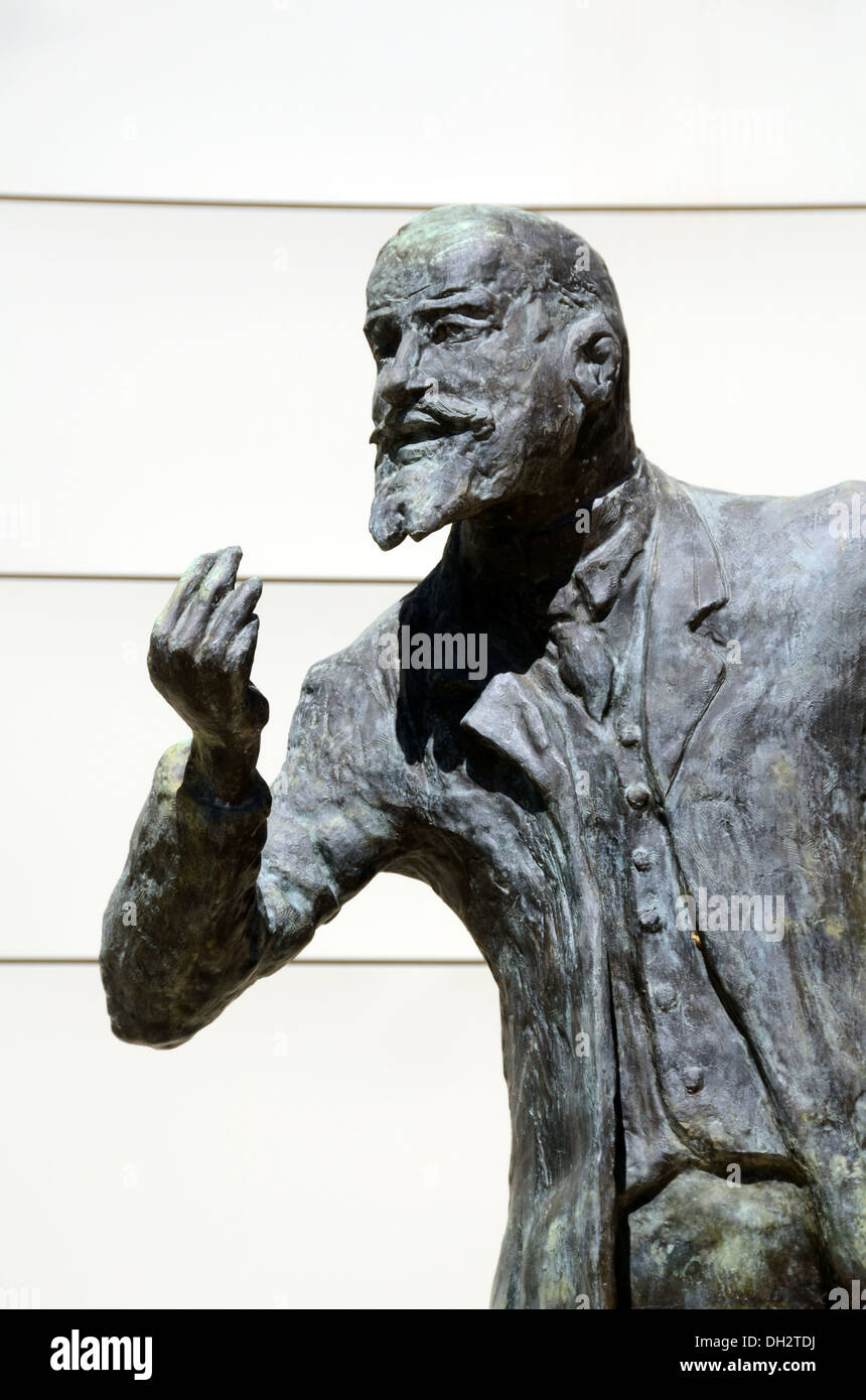 Statue de Jean Jaurès (1859-1914) par le sculpteur François Cachaux sur La Place du 20 éme Siècle Odysseum Complex Montpellier France Banque D'Images