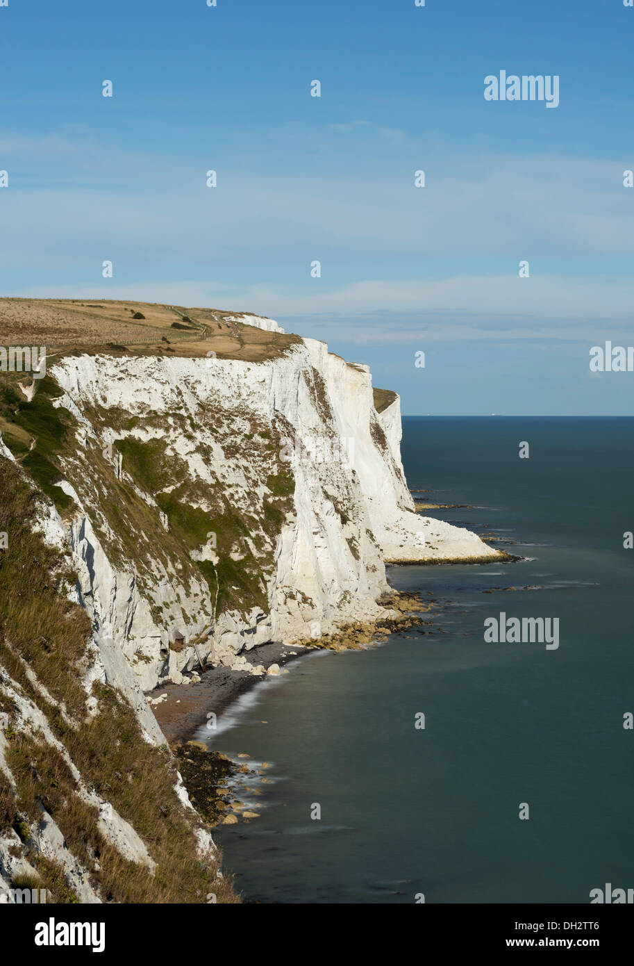 Les falaises blanches de Douvres, la vue de dessus le port à l'Est, vers la baie et le crabe Langdon Bay. Banque D'Images