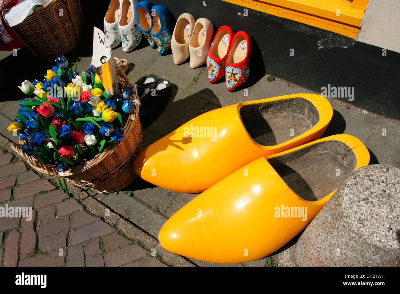 Pays-bas, Volendam, boutique de cadeaux, des souliers en bois en jaune,  brillant, Volendam, Traditionelle, Souvenirladen Photo Stock - Alamy