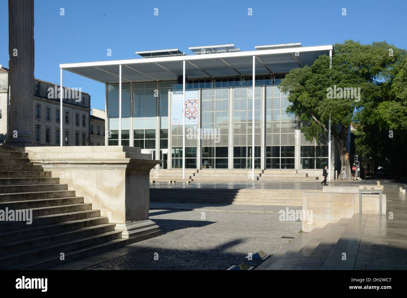 Carré d'Art Bibliothèque Galerie d'Art & Culture Centre de Norman Foster  Nimes France Photo Stock - Alamy