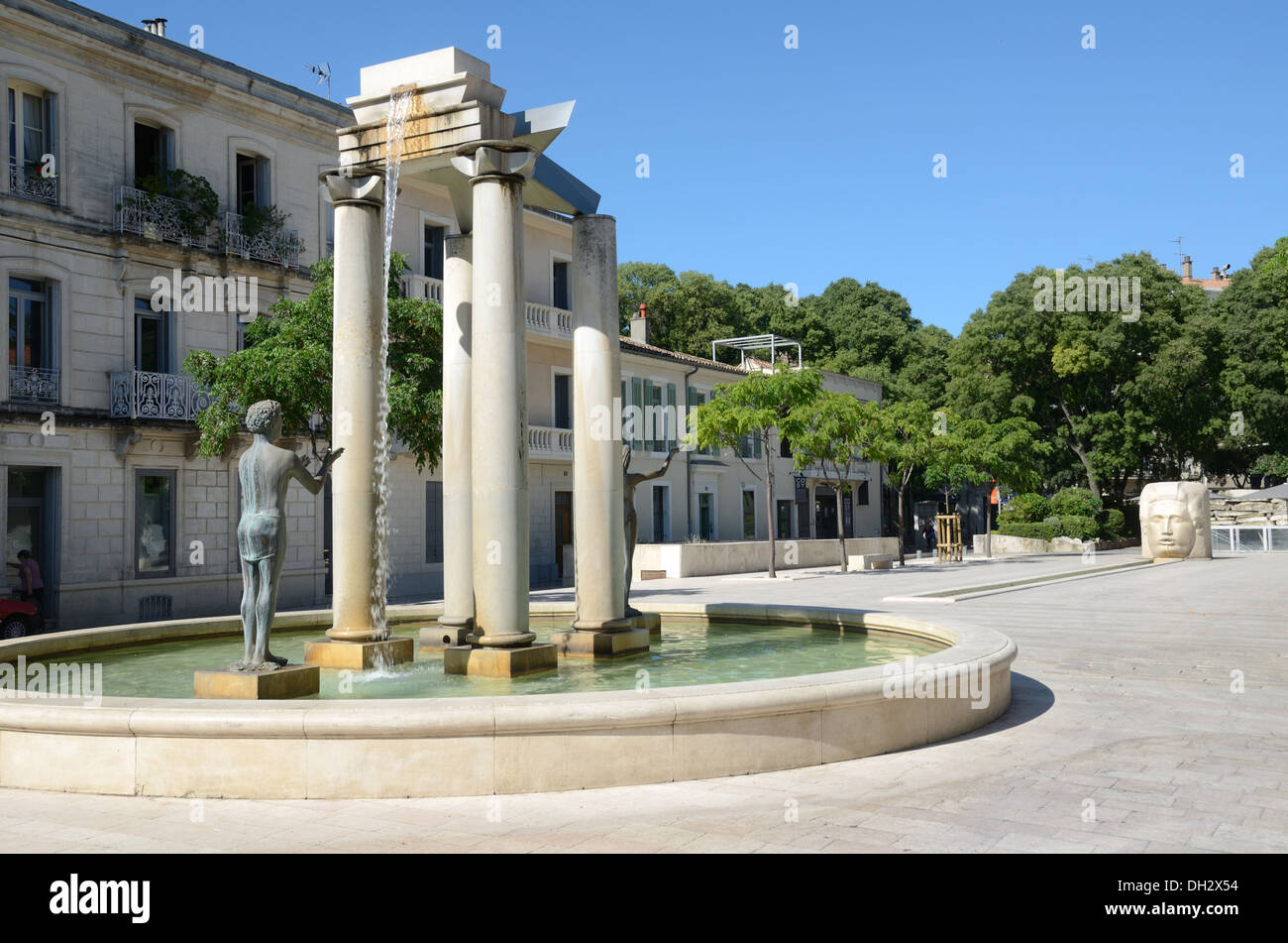 Fontaine Ou Fontaines De Rue Néo-Classique Sur La Place D'Assas Ou La Plaza Nîmes Gard France Banque D'Images