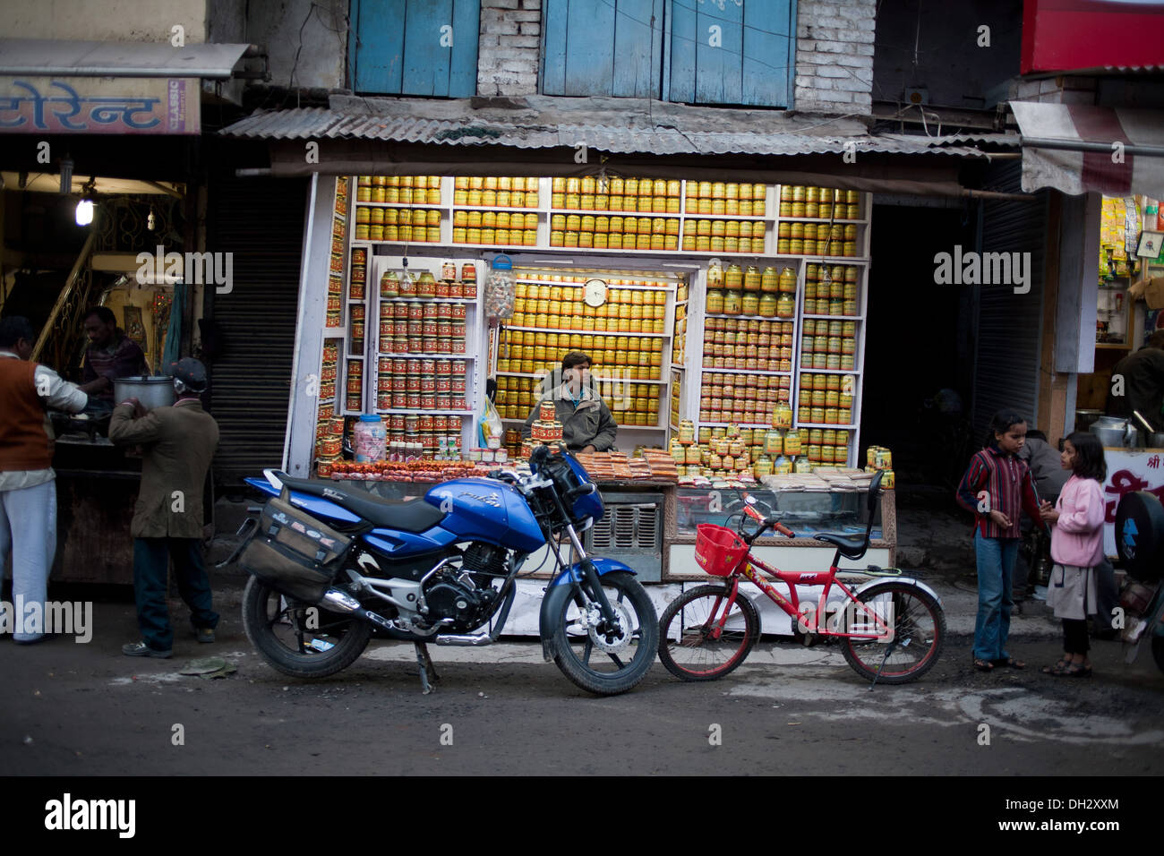 Location de vélos et stationné à l'extérieur de magasin à Haridwar Inde Asie Uttarakhand Banque D'Images