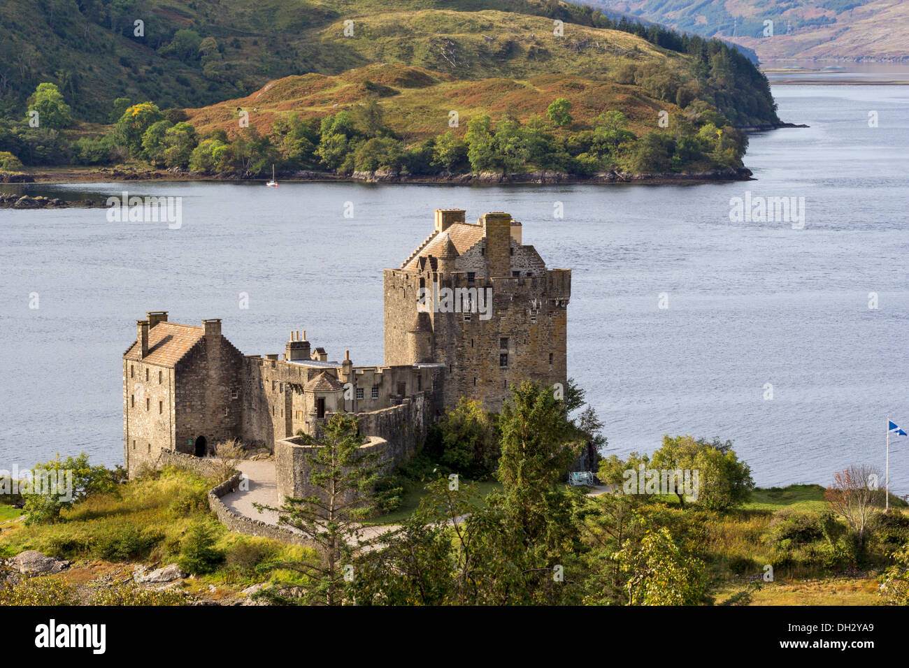 Le Château d'Eilean Donan en début de l'AUTOMNE AVEC LOCH DUICH DANS L'ARRIÈRE-PLAN CÔTE OUEST HIGHLANDS ECOSSE Banque D'Images