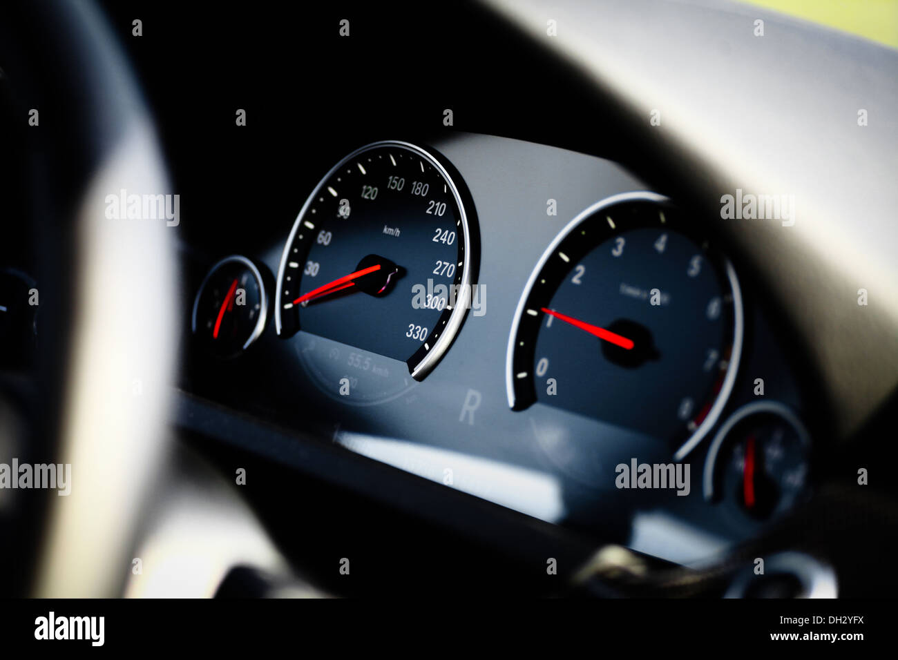 Gros plan de l'indicateur de vitesse dans une voiture Banque D'Images