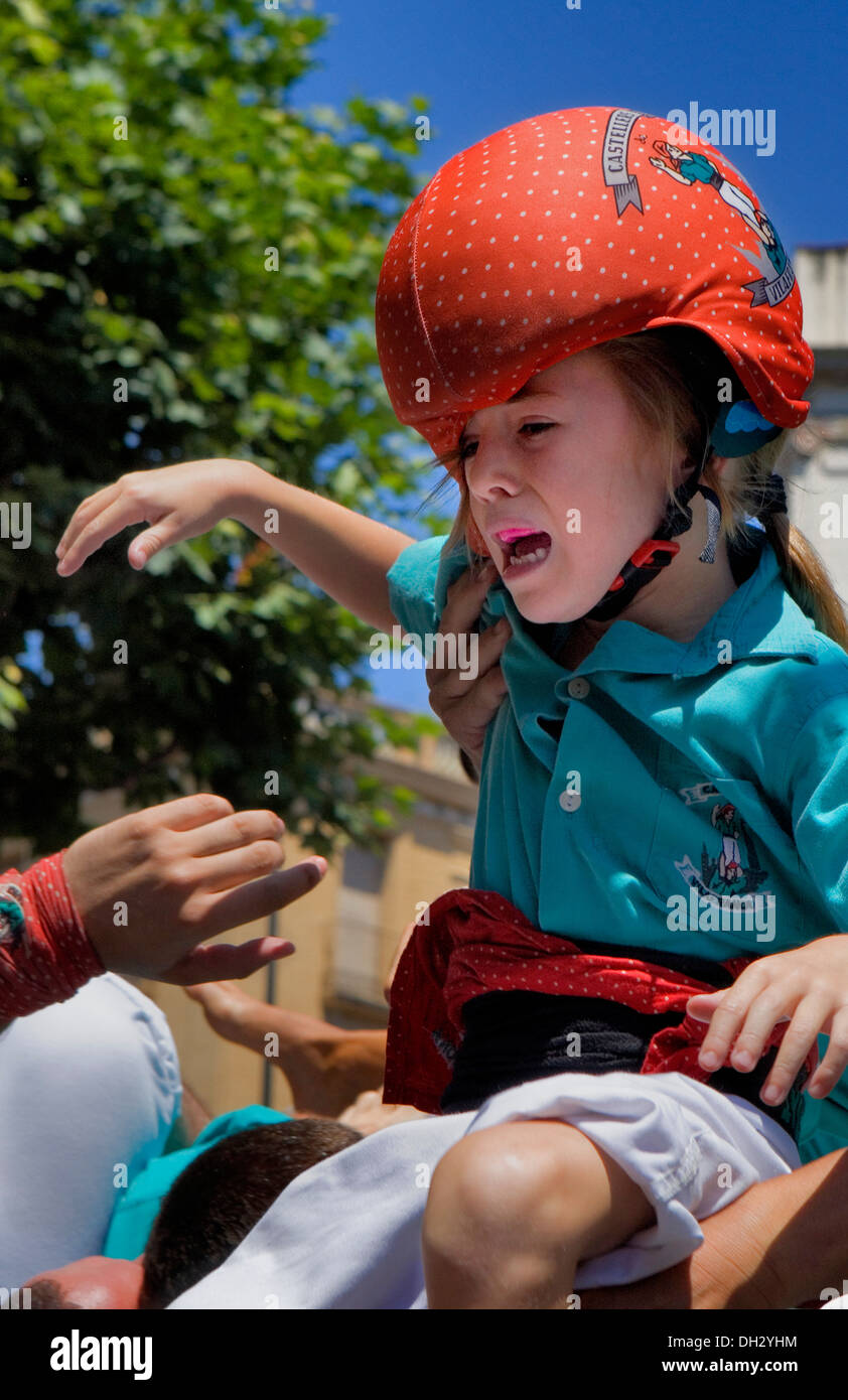 'Enxaneta'girl qui monte vers le haut de la tour humaine. Castellers de Vilafranca après la chute de la tour de l'homme. Banque D'Images