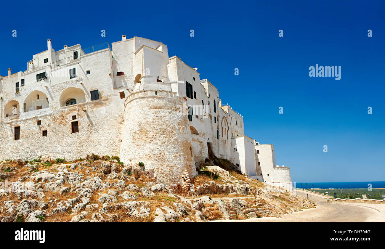 La ville médiévale fortifiée de murs blancs de la colline d'Ostuni, la Ville Blanche, Pouilles, Italie. Banque D'Images