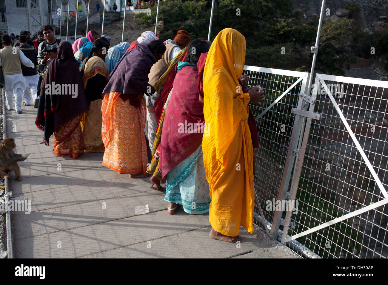 Les femmes priant debout sur Laxman jhula bridge au-dessus de ganga gange Rishikesh Uttarakhand en Inde Asie Banque D'Images
